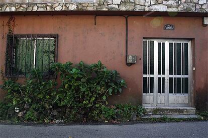 La casa en Ponteareas (Pontevedra) donde vivía la familia del niño muerto por desnutrición.