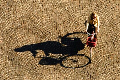 Una mujer monta en bici en Corso Giovecca, en Ferrara, en la región italiana de la Emilia Romagna.