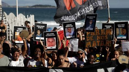 Habitantes de las favelas de Río muestran fotos de víctimas de violencia mientras participan en una protesta cerca de la playa de Ipanema en Río de Janeiro, Brasil, el pasado 26 de mayo.