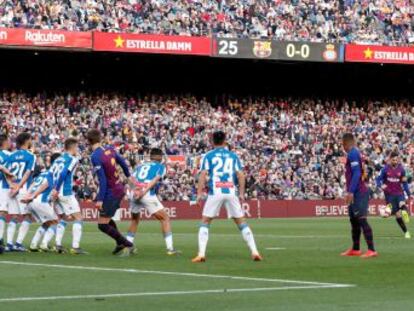 Los equipos rivales experimentan sin éxito diferentes estrategias para detener los lanzamientos directos del 10, que ya suma 41 goles de falta con el Barça