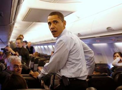 El demócrata Barack Obama, en un avión hacia Chicago.
