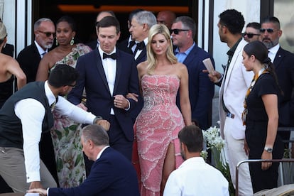 Ivanka Trump y su marido Jared Kushner abandonan el hotel St. Regis. Ambos están entre los invitados a la boda del fundador de Amazon Jeff Bezos y la periodista Lauren Sánchez, en Venecia, Italia, el 27 de junio de 2025.