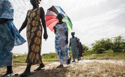 “Os seres humanos são a causa do aquecimento, mas também serão suas vítimas”, diz o relatório da WWF. “As condições ambientais mudarão e influirão nos determinantes sociais e ambientais de sua saúde, como o ar puro, a água potável, o acesso à alimentação em quantidades suficientes e à moradia segura”. Segundo a ONU, em 2050 existirão 250 milhões de refugiados climáticos no mundo. A mudança climática já é a causa dos deslocamentos de populações que se encontram na raiz das tensões e conflitos em todo o mundo. Por exemplo, certas populações das ilhas de Vanuatu e Papua Nova Guiné, por medo do aumento do nível da água, começam a fugir. E as mulheres da imagem, obrigadas a sair de seus locais de origem por causa do aumento do nível do mar que arruinou com excesso de sal suas plantações no Senegal. “E isso é somente o começo”, alertam.