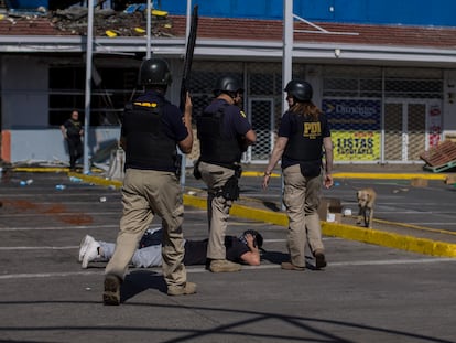 Agentes de la PDI realizan un arresto en Santiago, en octubre de 2019.