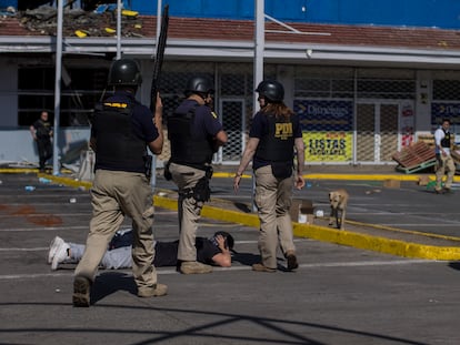 Agentes de la PDI detienen a un joven en Santiago, en octubre de 2019.