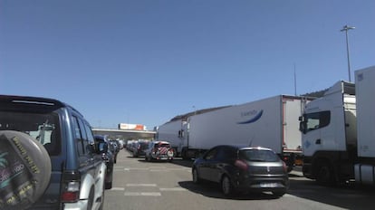 Cues de fins a sis quilòmetres al peatge de Martorell.