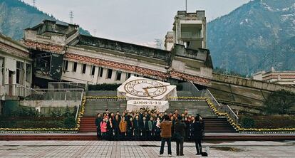 Turistas en las ruinas del terremotode Wenchuan (China).