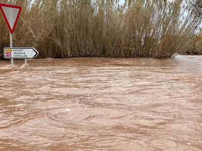 El temporal de agua ha dejado registros superiores a los 300 litros por metro cuadrado en 24 horas en la confluencia de las provincias de Valencia y Castellón, con picos de hasta 373 litros por metro cuadrado.