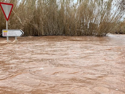 El temporal de agua ha dejado registros superiores a los 300 litros por metro cuadrado en 24 horas en la confluencia de las provincias de Valencia y Castellón, con picos de hasta 373 litros por metro cuadrado.