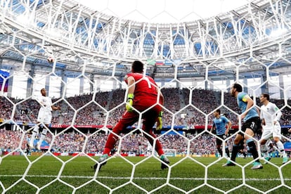 El delantero francés Kylian Mbappé y el portero uruguayo Fernando Muslera durante el partido.