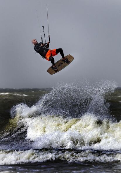 Un kitesurfista en la playa de Maasvlakte, en los Países Bajos.