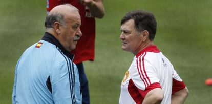Vicente del Bosque charla con José Antonio Camacho, seleccionador de China, durante un entrenamiento en La Cartuja.