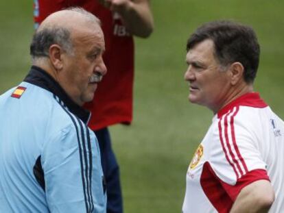 Vicente del Bosque charla con José Antonio Camacho, seleccionador de China, durante un entrenamiento en La Cartuja.