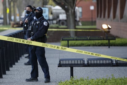 Policiais de Chicago guardam a entrada principal do edifício de sua sede durante uma manifestação de protesto contra a morte de Adam Toledo, de 13 anos.