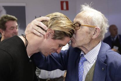Fernando Torres saluda a su descubridor, Manuel Briñas, fundador de la Escuela de Fútbol del Atlético de Madrid.
