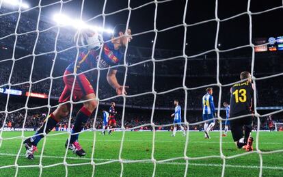 Luis Su&aacute;rez festeja uno de los goles del Bar&ccedil;a en el &uacute;ltimo derbi. 