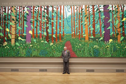 David Hockney, en la Royal Academy ante su obra <i>Llegada de la primavera a Woldgate, East Yorkshire en 2011 (veinte once).</i>