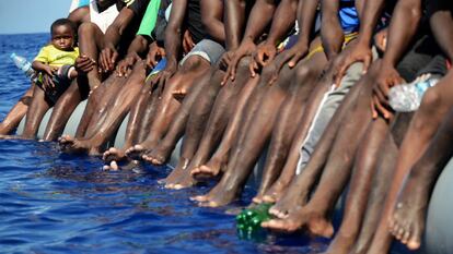 Una balsa con más de 200 personas frente a las costas de Libia en septiembre de 2017.