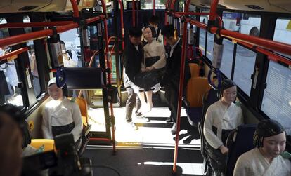 Estatuas que representan a esclavas sexuales viajan en el interior de un autobús para ser transportadas a otras ciudades con motivo de la fiesta de Chuseok, en Seúl (Corea del Sur).