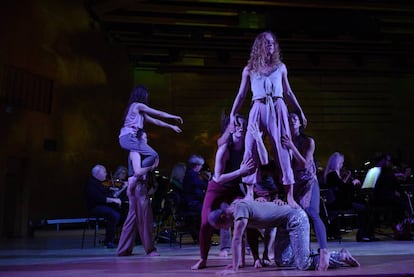 Los bailarines de la Compañía de Danza de Islandia y, al fondo, la Orquesta Sinfónica de Gotemburgo durante la interpretación de 'Aiōn'.