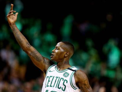 Terry Rozier celebra un triple ante los Sixers.