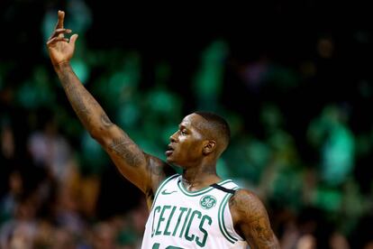 Terry Rozier celebra un triple ante los Sixers.