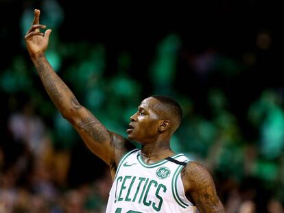 Terry Rozier celebra un triple ante los Sixers.