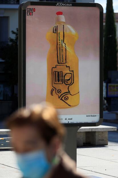 Ilustración de una botella de lejía con un arma dibujada.