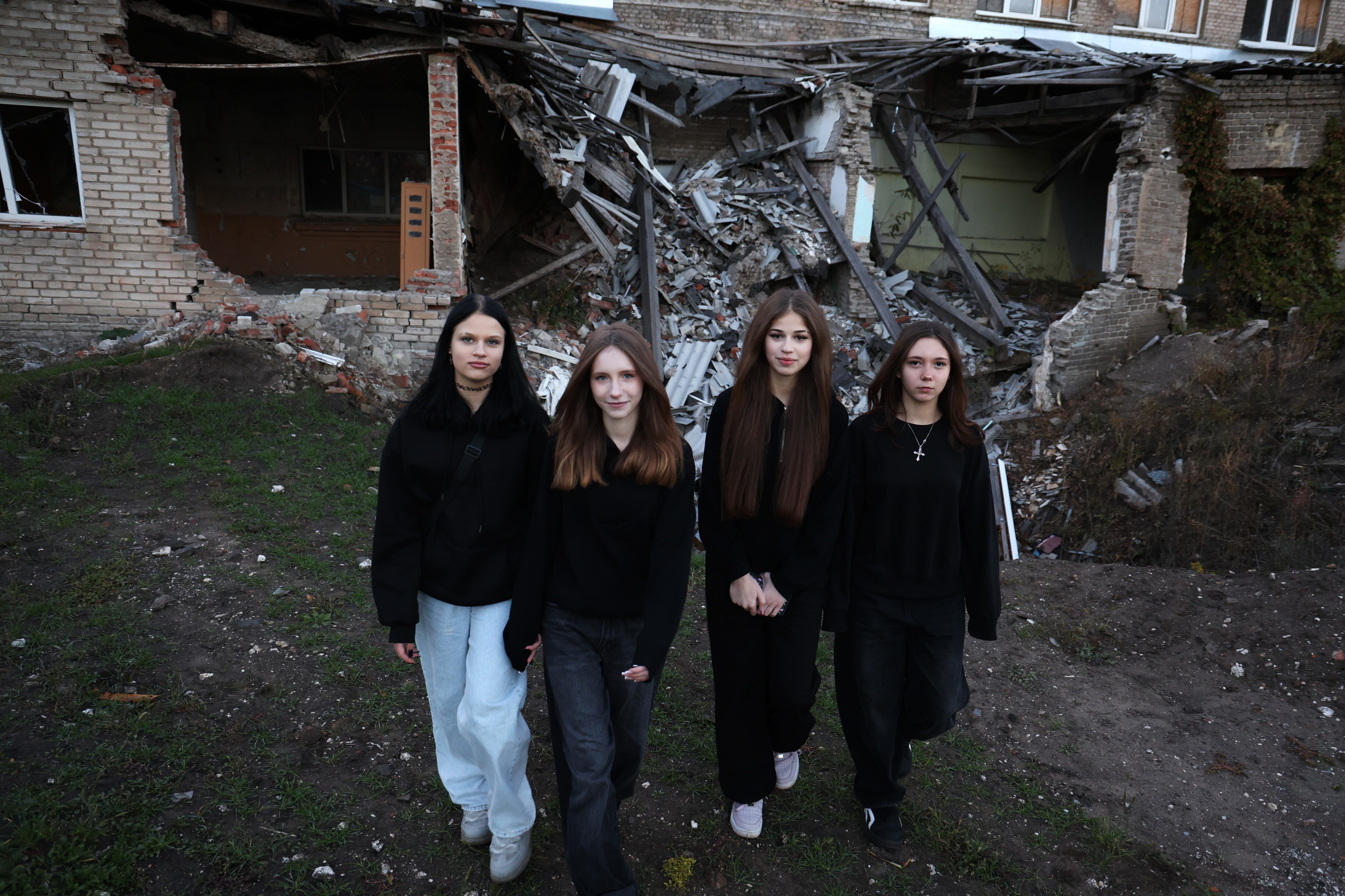 Cuatro adolescentes, delante de su colegio bombardeado en Kramatorsk: de izquierda a derecha son Carolina (13 años), Ksenia (13), Anastasia (15) y Katerina (14).