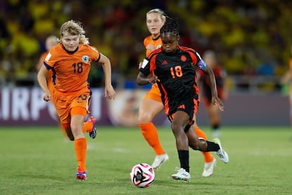 Nayomi Buikema (i) de Países Bajos disputa el balón con Linda Caicedo de Colombia en el estadio Pascual Guerrero en Cali