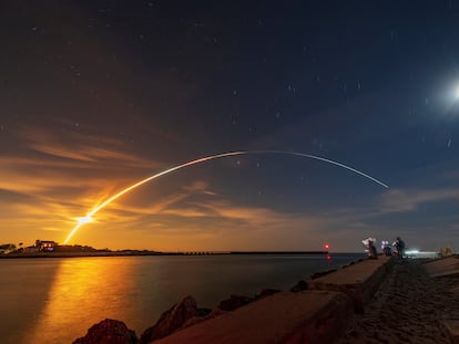 El cohete SLS impulsa la nave Orion durante el lanzamiento de la misión Artemis 1 desde Florida (EE UU).