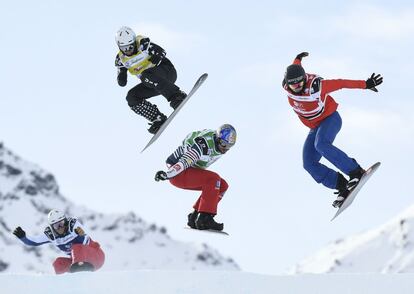 El italiano Fabio Corbi (izquierda), el español Regino Hernández (segundo por la izquierda), el estadounidense Nate Holland (segundo por la derecha) y el australiano Alex Pullin (derecha) compiten en la Copa Mundial Femenina de Snowboard, en los Alpes franceses.