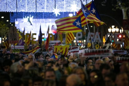 Varios manifestantes sujetan pancartas en las que piden libertad y paz en la protesta convocada por ANC contra el Consejo de Ministros celebrado este viernes en Barcelona.