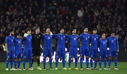 Los jugadores de Italia guardan un minuto de silencio por las víctimas de Bruselas.
