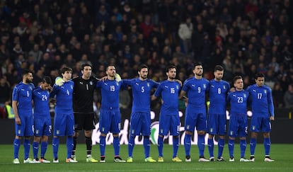 Los jugadores de Italia guardan un minuto de silencio por las v&iacute;ctimas de Bruselas.