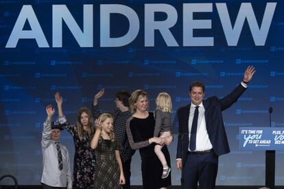 El líder conservador Andrew Scheer y su familia saludan a los partidarios en la sede de la campaña del partido en Regina, el martes 22 de octubre de 2019.