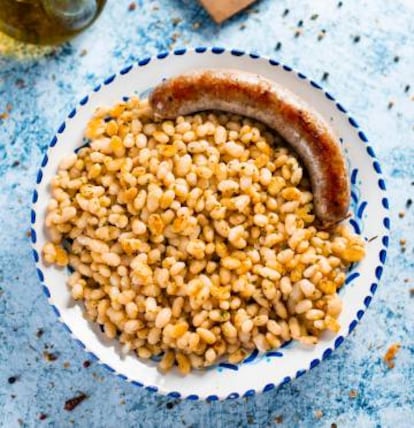 Un plato de butifarra y 'fesols' de Santa Pau.