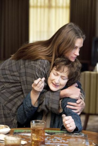 Meryl Streep y Julia Roberts, en un fotograma de la pleícula 'Agosto'.