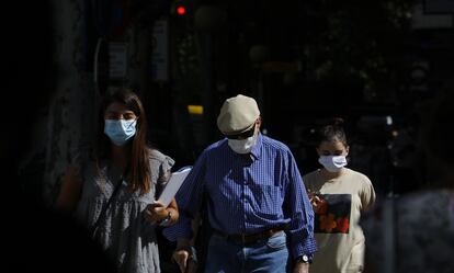 Varias personas con mascarilla caminan por una calle de Córdoba.