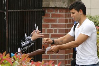 Agüero firma autógrafos tras pasar el reconocimiento médico con el Manchester City.