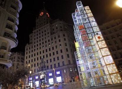 Fotografía tomada poco después de las dos de la madrugada del jueves, con el 'árbol-edificio' de la Red de San Luis iluminado.