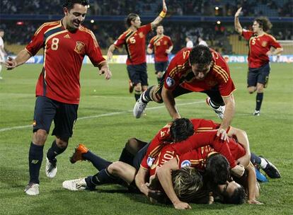 Los jugadores de la selección celebran uno de los goles de Fernando Torres.
