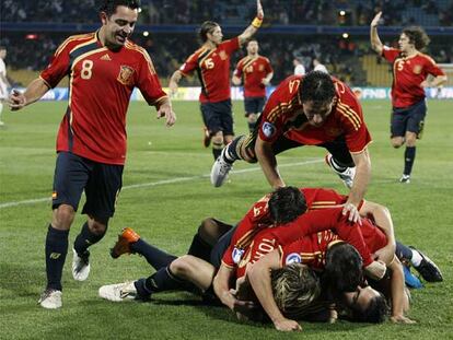 Los jugadores de la selección celebran uno de los goles de Fernando Torres.