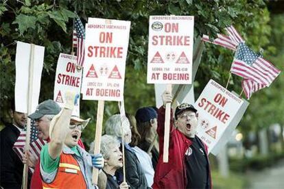 Trabajadores de Boeing se manifiestan frente a la entrada de la fábrica de Renton, en el Estado de Washington.