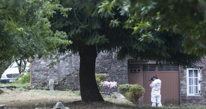 Un agente toma imágenes de la casa de campo de la madre de Asunta.