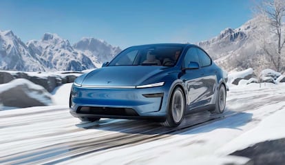 Tesla Model Y Performance 2025 conduciendo en la nieve