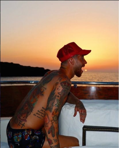 En el cuerpo del defensa del Real Madrid no hay lugar para un tatuaje más y esa gorra no tiene sentido una vez que ha bajado el sol. Pero lo que realmente chirría en esta foto es ver a Sergio Ramos (31 años, Sevilla) comerse el sol que se está poniendo. Hacer que sujetas la Torre de Pisa como buen turista tiene un pase, jugar a que vas a merendarte un astro, no. En su defensa hay que destacar la naturalidad del futbolista, que ha pasado de posar marcando abdominales con una copa de champán en la mano para mostrar su lado más campechano. Por algo se empieza...