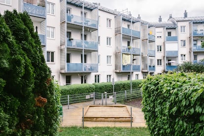 Uno de los senderos interiores de Frauen Werk Stadt, proyecto de urbanismo feminista realizado en Viena entre 1995 y 1997.