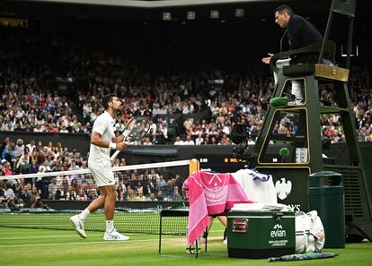 Djokovic pide explicaciones al árbitro Richard Haigh.