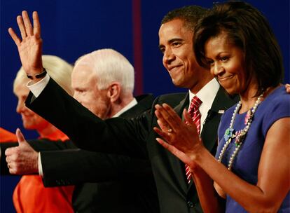 Entre los asistentes al cara cara no faltaron las esposas de los candidatos, Michelle Obama y Cindy McCain. Ambas salieron a saludar junto a sus maridos al final del debate